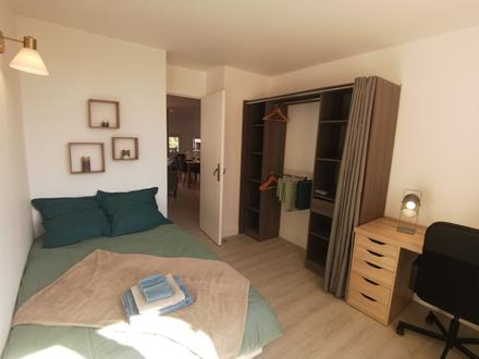 Chambre meublee avec bureau et rangements