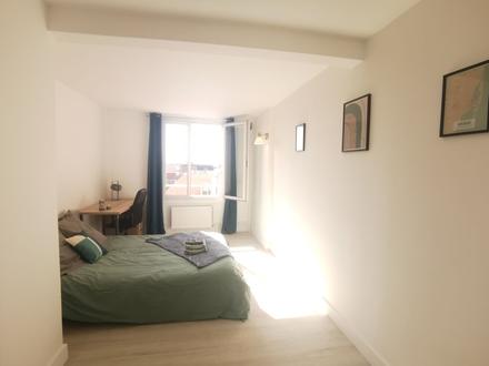 Chambre avec espace de travail